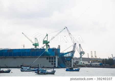 Crane lifts at harbor 39240107