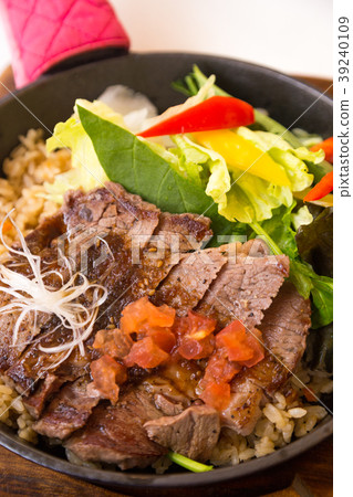 Fried rice with beef 39240109