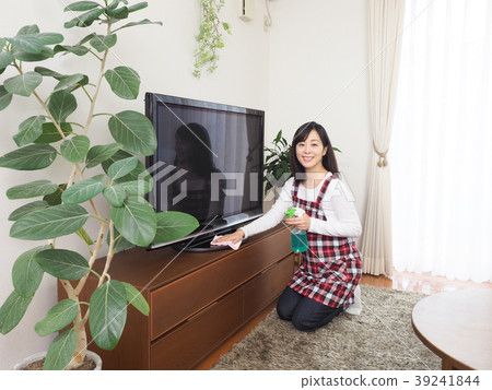 清洗電視立場的婦女用毛巾 清洗電視立場的婦女用毛巾 39241844