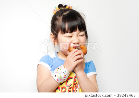 Girls eating donuts 39242463