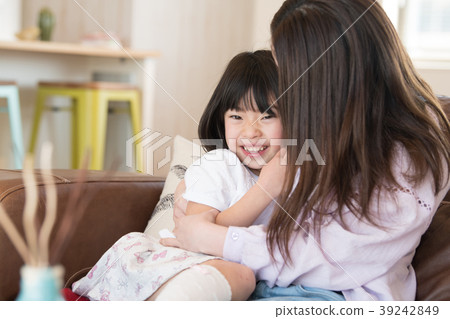 Daughter of elementary school student and mother Daughter of elementary school student and mother 39242849