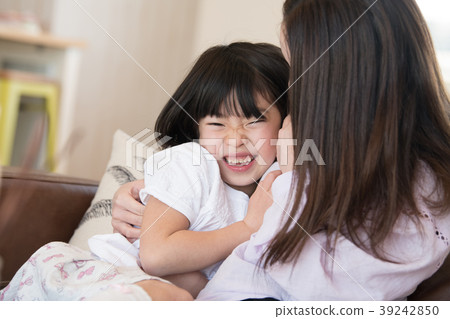 Daughter of elementary school student and mother Daughter of elementary school student and mother 39242850