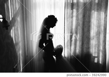very sexy bride puts on a white dress very sexy bride puts on a white dress 39242990