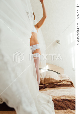 very sexy bride puts on a white dress very sexy bride puts on a white dress 39243012