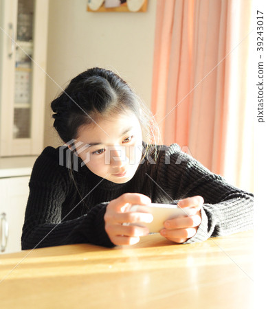 Girls who operate smart girls Girls Junior high school students female smartphone wifi communication IT 39243017