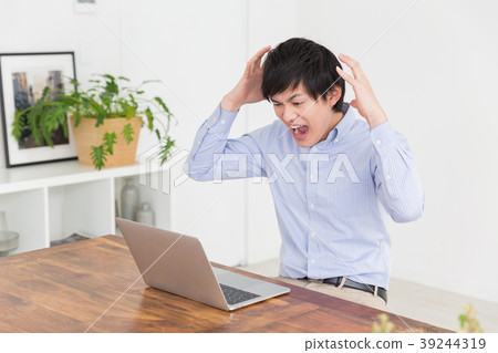 Men trouble seeing a computer 39244319