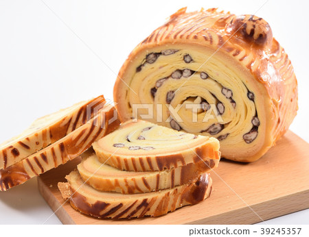 Wood grain cake wood cake red bean baking cake dessert hand made wood grain bread Wood grain cake wood cake red bean baking cake dessert hand made wood grain bread 39245357