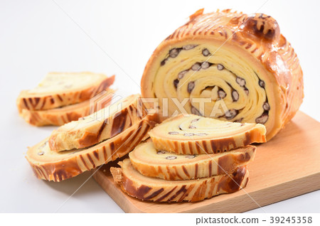 Wood grain cake wood cake red bean baking cake dessert hand made wood grain bread 39245358