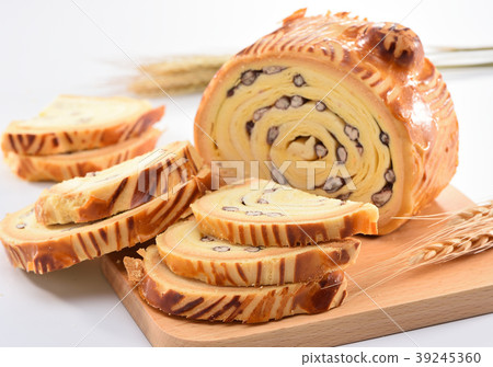 Wood grain cake wood cake red bean baking cake dessert hand made wood grain bread 39245360