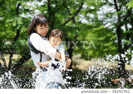 Mom and baby play with water 39245762