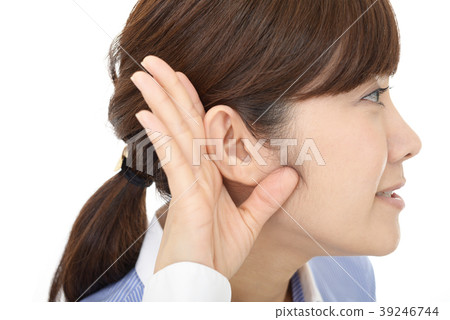 一個女人在聽 一個女人在聽 39246744