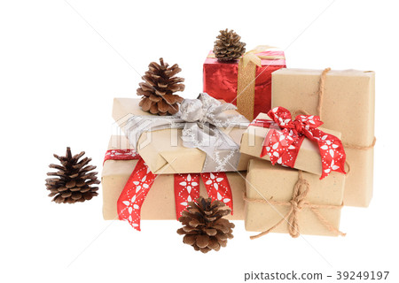 Christmas ornamate brown gift box and pine cones i Christmas ornamate brown gift box and pine cones i 39249197