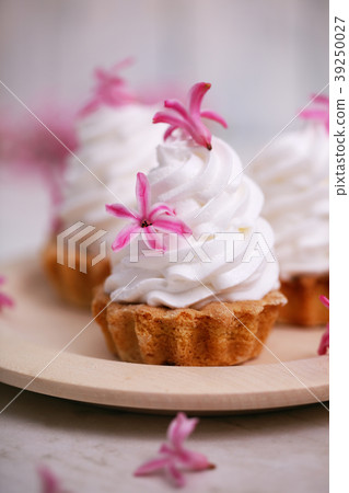 cake basket on the plate 39250027