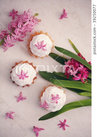 dessert with cream 39250077