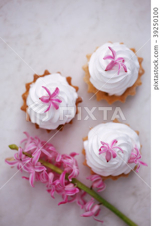 cake with hyacinth top view 39250100