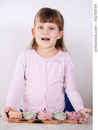 girl holding fettuccine pasta 39250434