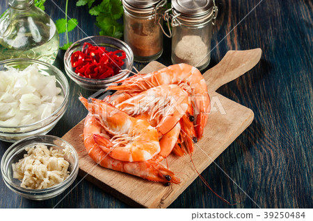 Selection of shrimp ready for frying with onion 39250484