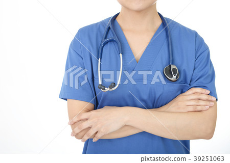 採取胳膊的女性醫生 採取胳膊的女性醫生 39251063