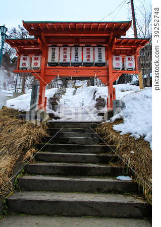 Zaoto溫泉sugawa溫泉神社otorii Tohoku冬天風景 山形縣山形市 照片素材 圖片 圖庫