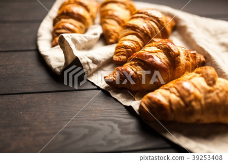 Fresh butter croissants Fresh butter croissants 39253408