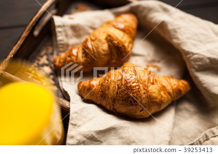 Fresh butter croissants Fresh butter croissants 39253413