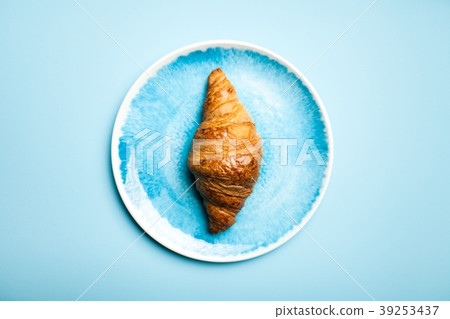 Fresh butter croissants Fresh butter croissants 39253437
