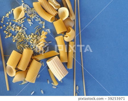Traditional Italian pasta with copy space Traditional Italian pasta with copy space 39253971