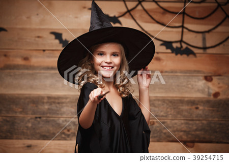 Halloween Witch concept - little witch child enjoy Halloween Witch concept - little witch child enjoy 39254715