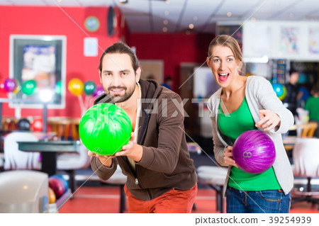 Couple playing Bowling Couple playing Bowling 39254939