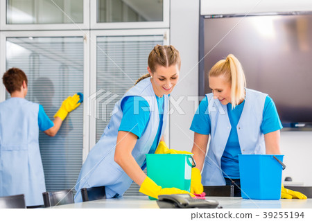 Cleaning brigade working in office 39255194