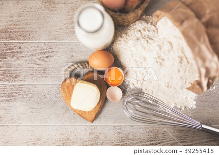 Basic baking ingredients 39255418