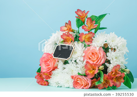 Love background with pink roses, flowers, gift on Love background with pink roses, flowers, gift on 39255530