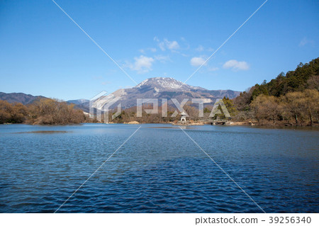 早春的伊丘山和三島池塘1 39256340