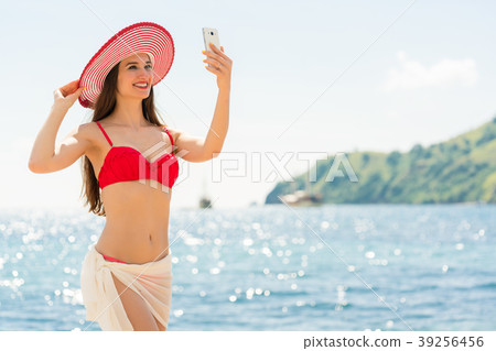 Beautiful young woman wearing a trendy striped hat 39256456