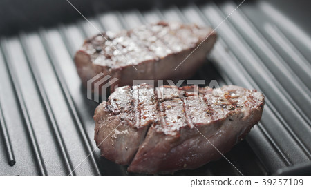 preparing steak filet mignon 39257109