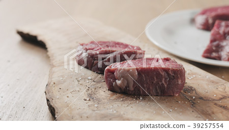 seasoned raw beef fillet for steak on wooden board 39257554