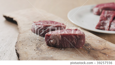 seasoned raw beef fillet for steak on wooden board 39257556