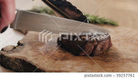 slicing medium rare fillet mignon steak on wood slicing medium rare fillet mignon steak on wood 39257761