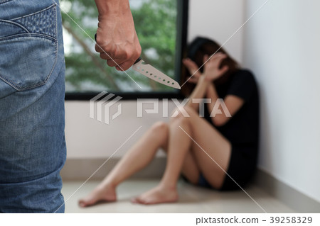 Man beat his fear wife on the floor with belt 39258329