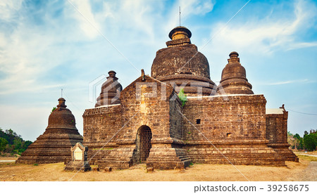 Le-myet-hna Temple in Mrauk U. Myanmar. Le-myet-hna Temple in Mrauk U. Myanmar. 39258675