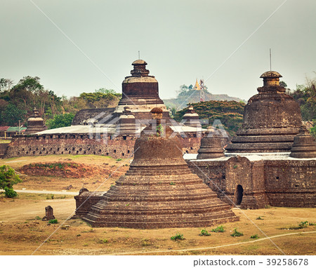 Le-myet-hna Temple in Mrauk U. Myanmar. Le-myet-hna Temple in Mrauk U. Myanmar. 39258678