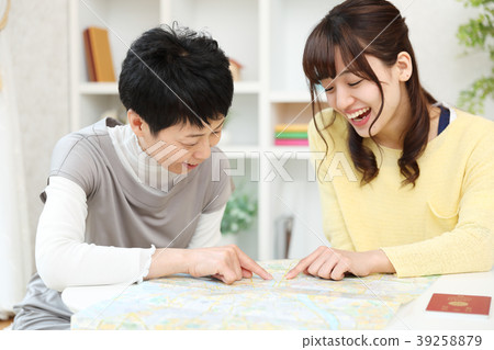 Parent and child planning a trip 39258879