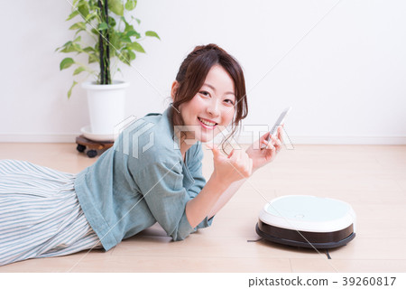 Robot vacuum cleaner woman Robot vacuum cleaner woman 39260817