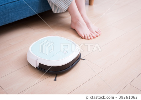 Robot vacuum cleaner woman Robot vacuum cleaner woman 39261062