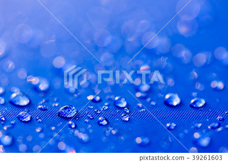 Water drops pattern over a blue waterproof cloth 39261603