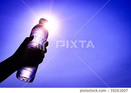 Woman's hand holding plastic water bottle Woman's hand holding plastic water bottle 39261607