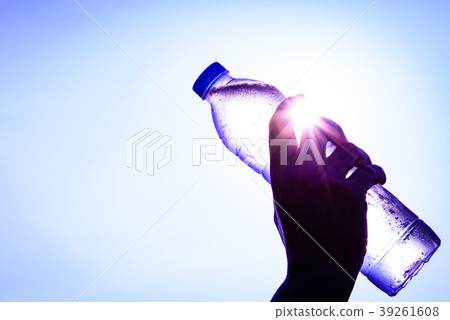 Woman's hand holding plastic water bottle 39261608