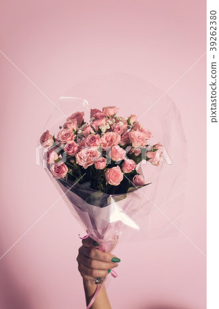 Bouquet of small roses, close-up Bouquet of small roses, close-up 39262380