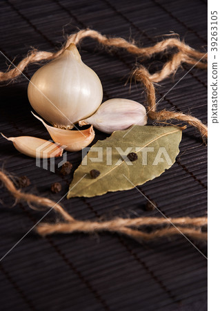 On the black style table, seasonings: onion garlic 39263105