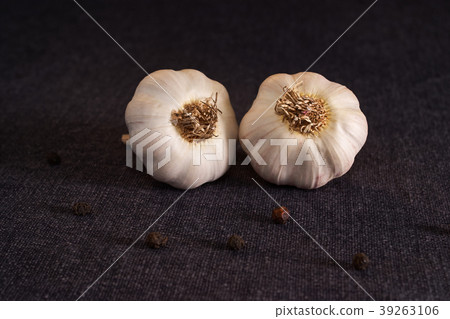 Bay leaf, onion and garlic on the dark textile 39263106